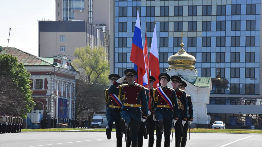 В Саратове состоялось шествие, посвященное Победе (фоторепортаж)