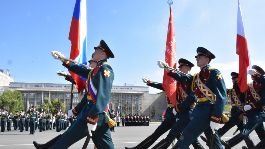 В Саратове состоялось шествие, посвященное Победе (фоторепортаж)