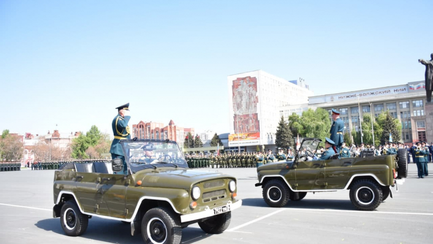 В Саратове состоялось шествие, посвященное Победе (фоторепортаж)