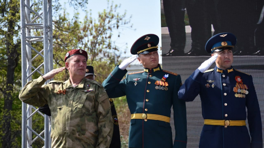В Саратове состоялось шествие, посвященное Победе (фоторепортаж)