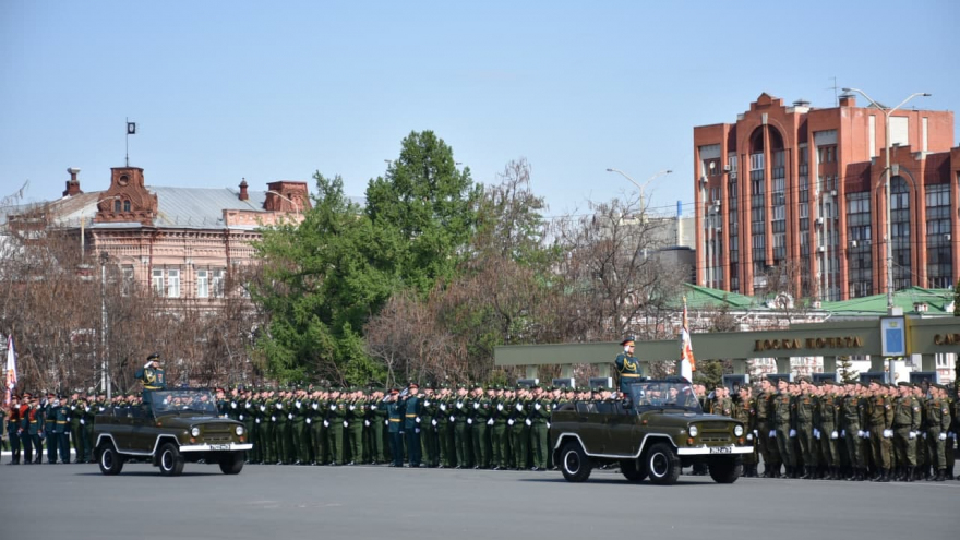 В Саратове состоялось шествие, посвященное Победе (фоторепортаж)
