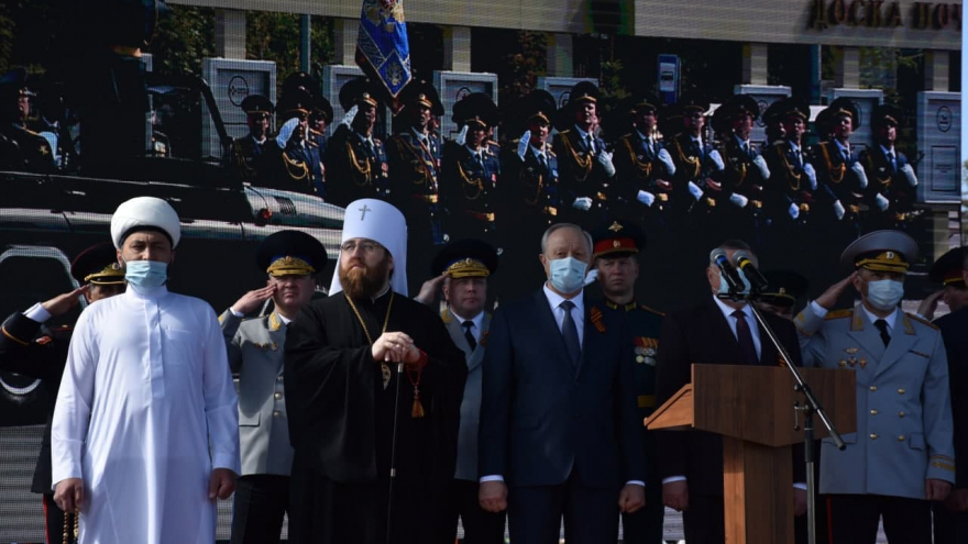 В Саратове состоялось шествие, посвященное Победе (фоторепортаж)