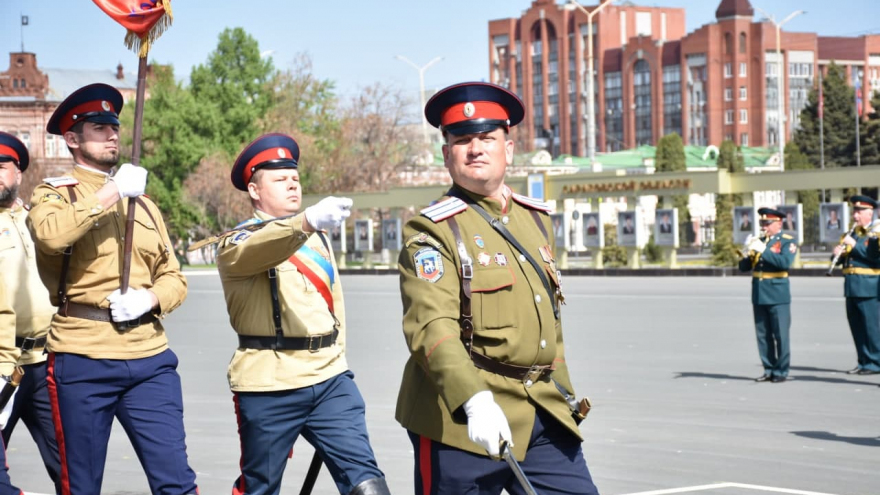 В Саратове состоялось шествие, посвященное Победе (фоторепортаж)