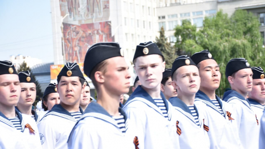 В Саратове состоялось шествие, посвященное Победе (фоторепортаж)