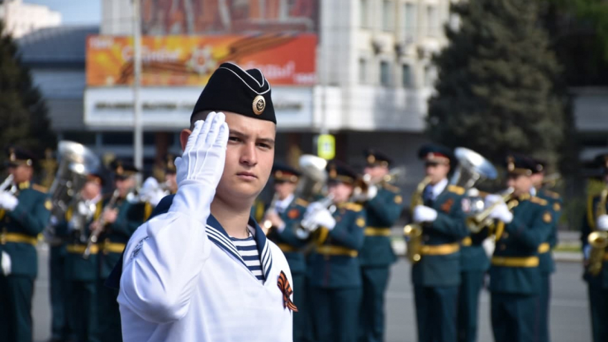В Саратове состоялось шествие, посвященное Победе (фоторепортаж)