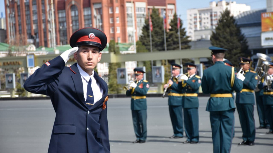 В Саратове состоялось шествие, посвященное Победе (фоторепортаж)