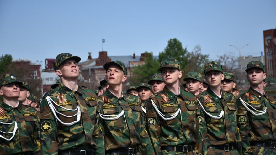 В Саратове состоялось шествие, посвященное Победе (фоторепортаж)