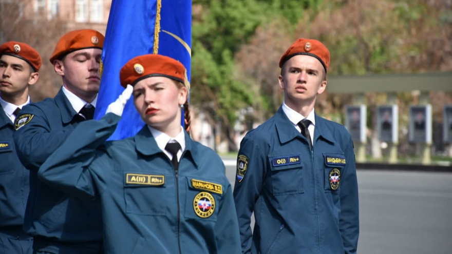 В Саратове состоялось шествие, посвященное Победе (фоторепортаж)