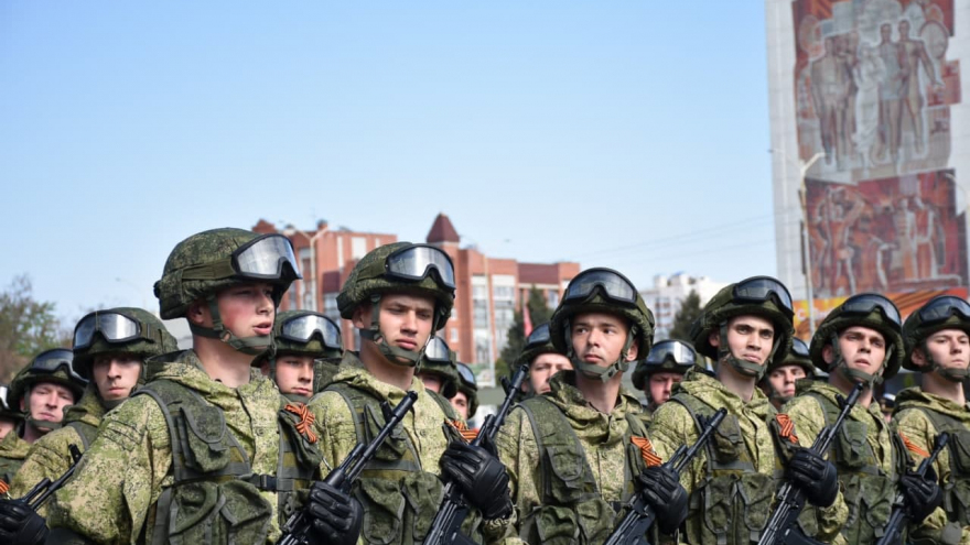 В Саратове состоялось шествие, посвященное Победе (фоторепортаж)