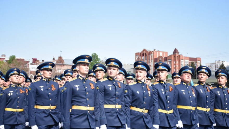 В Саратове состоялось шествие, посвященное Победе (фоторепортаж)