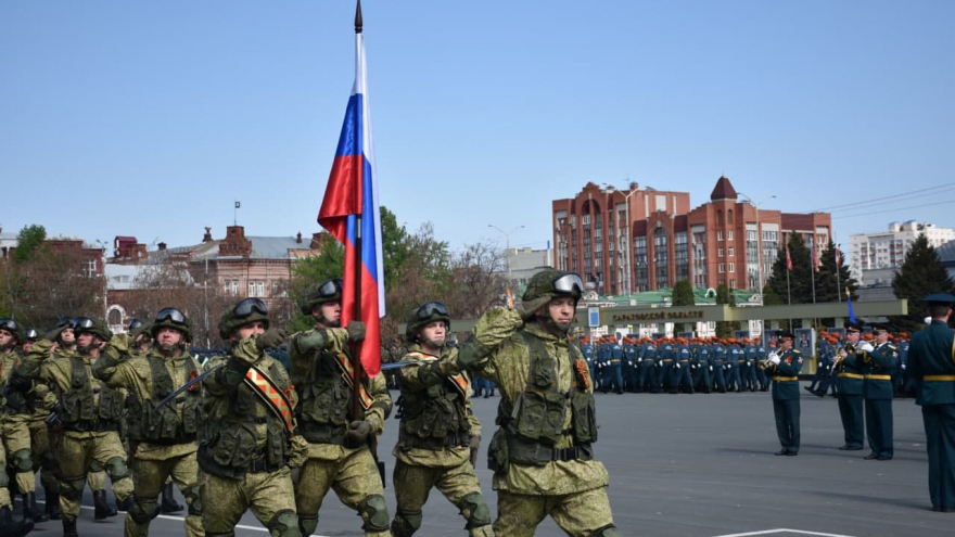 В Саратове состоялось шествие, посвященное Победе (фоторепортаж)