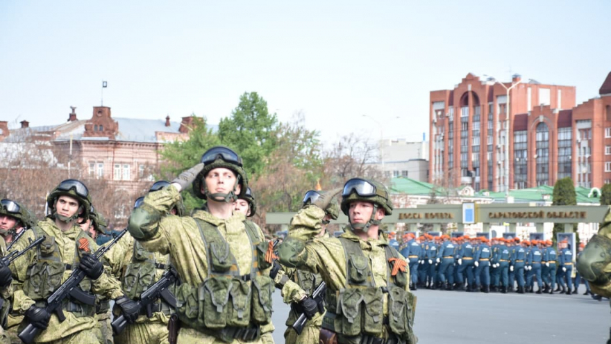 В Саратове состоялось шествие, посвященное Победе (фоторепортаж)