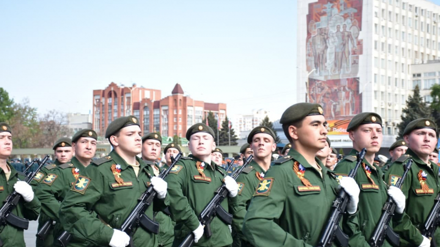 В Саратове состоялось шествие, посвященное Победе (фоторепортаж)
