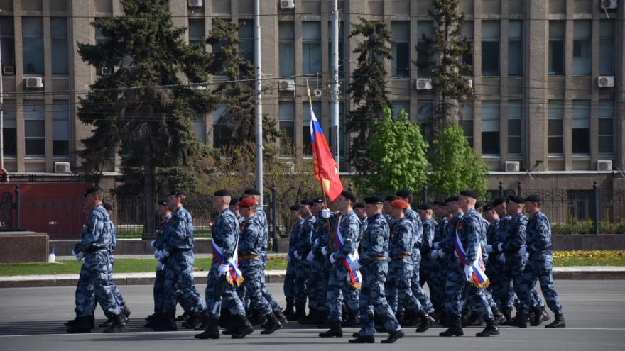 В Саратове состоялось шествие, посвященное Победе (фоторепортаж)