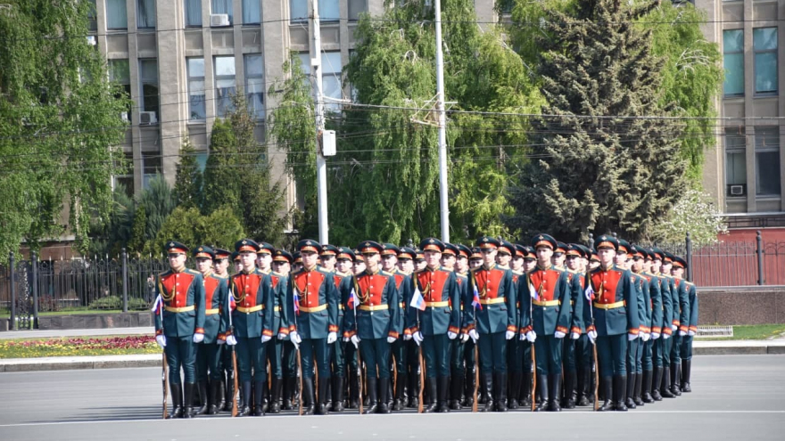 В Саратове состоялось шествие, посвященное Победе (фоторепортаж)