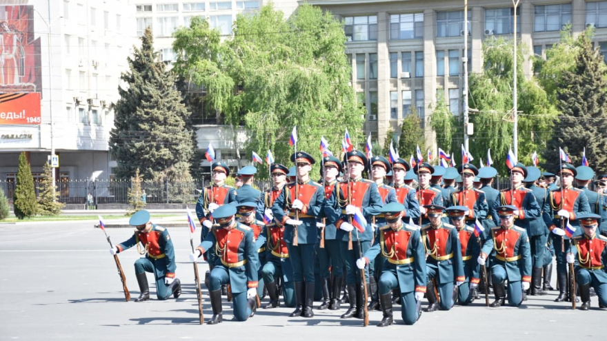 В Саратове состоялось шествие, посвященное Победе (фоторепортаж)