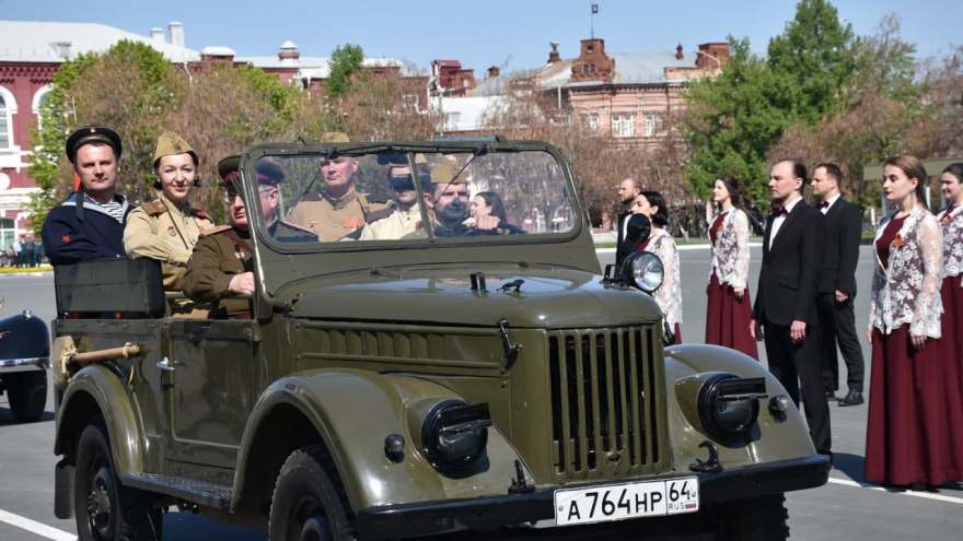 В Саратове состоялось шествие, посвященное Победе (фоторепортаж)