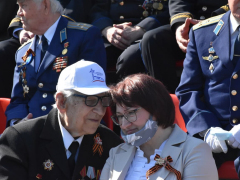 В Саратове состоялось шествие, посвященное Победе (фоторепортаж)