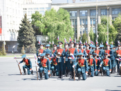 В Саратове состоялось шествие, посвященное Победе (фоторепортаж)