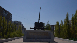 В Заводском районе накануне Дня Победы благоустроили памятник защитникам саратовского неба
