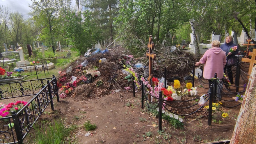 Очищают свои могилы и бросают мусор на другие: в Балакове возмутились свалке на кладбище
