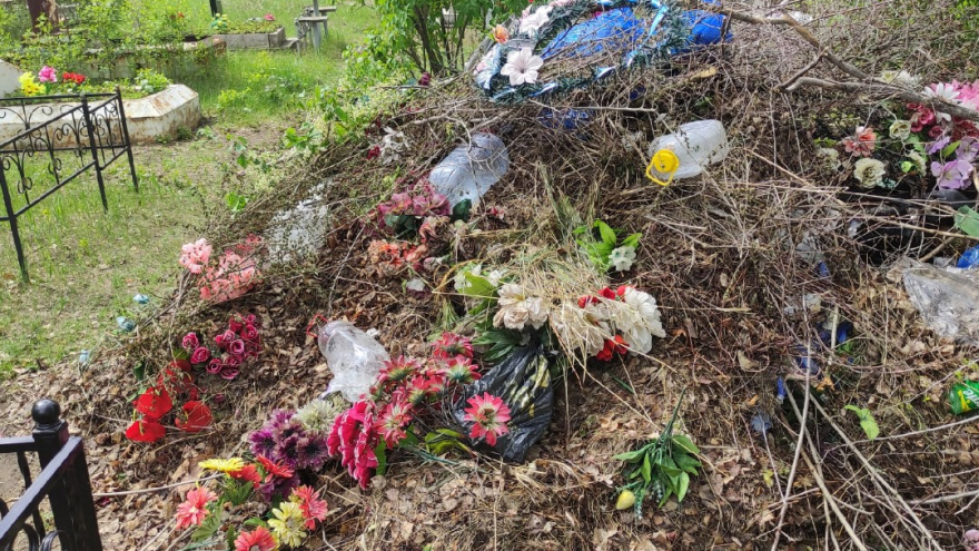 Очищают свои могилы и бросают мусор на другие: в Балакове возмутились свалке на кладбище