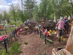 Очищают свои могилы и бросают мусор на другие: в Балакове возмутились свалке на кладбище
