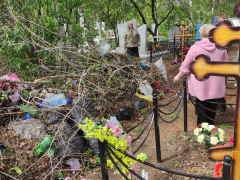 Очищают свои могилы и бросают мусор на другие: в Балакове возмутились свалке на кладбище