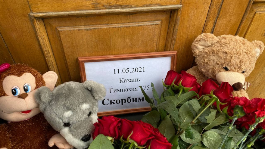 Расстрел детей в казанской школе: в Саратове люди несут цветы и игрушки к представительству Татарстана