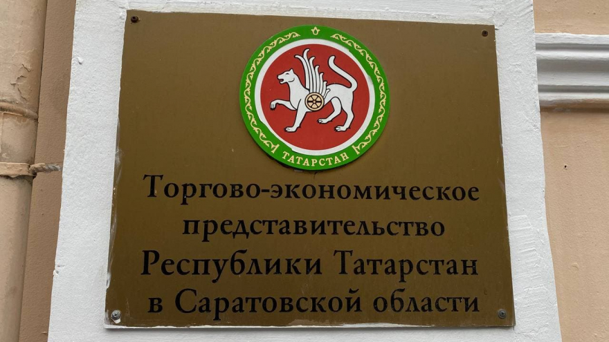 Расстрел детей в казанской школе: в Саратове люди несут цветы и игрушки к представительству Татарстана