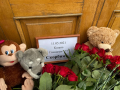 Расстрел детей в казанской школе: в Саратове люди несут цветы и игрушки к представительству Татарстана