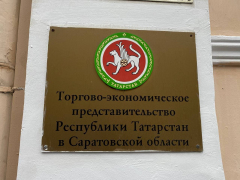 Расстрел детей в казанской школе: в Саратове люди несут цветы и игрушки к представительству Татарстана