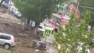 С мокрыми и грязными ногами: саратовчанка пожаловалась на наводнение и отсутствие тротуаров в центре города