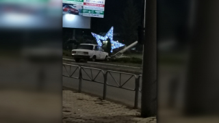 Водитель показал всю любовь к городу: в Заводском районе автомобилист снес стелу Я люблю Саратов