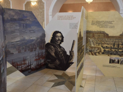 В Саратове открыли выставку, посвященную Петру I: ее привезли из Петергофа