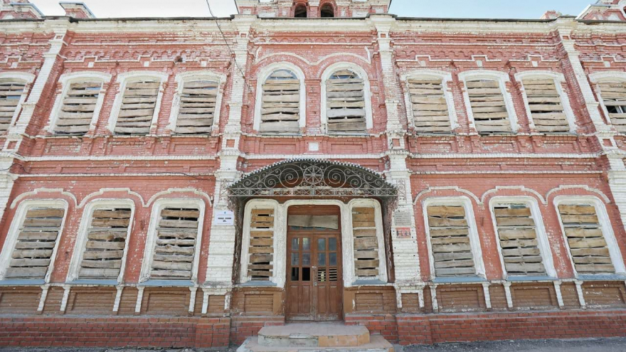 Спикер Госдумы предложил восстановить здание-памятник в Петровске, на крыше которого выросла береза: в нем могут разместить городок профессий