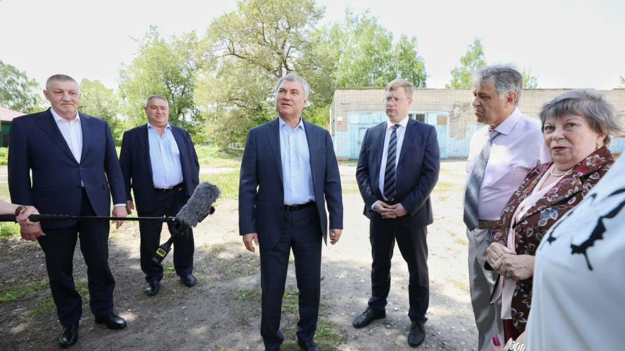 Спикер Госдумы предложил восстановить здание-памятник в Петровске, на крыше которого выросла береза: в нем могут разместить городок профессий