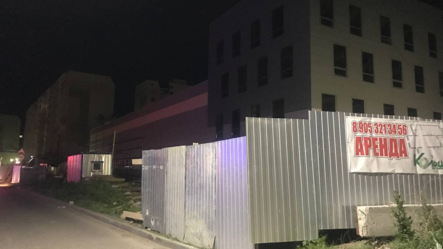 От сильного ветра на стройке в Заводском районе упал забор