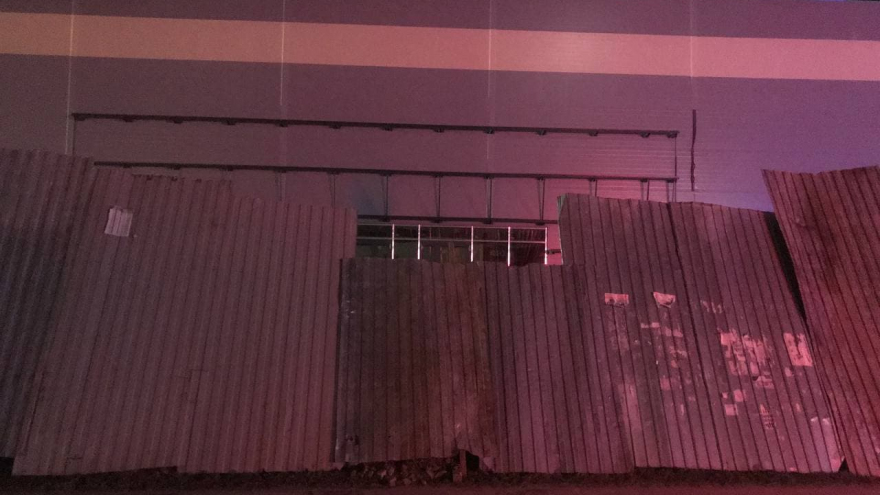 От сильного ветра на стройке в Заводском районе упал забор