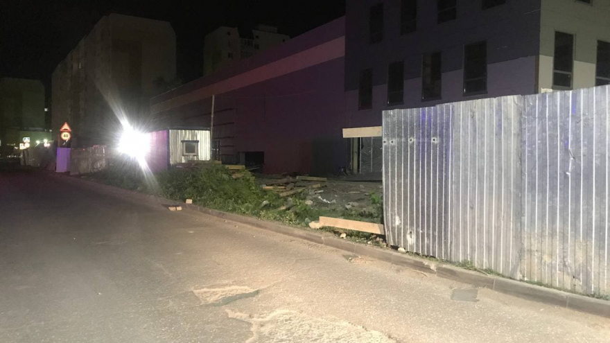 От сильного ветра на стройке в Заводском районе упал забор