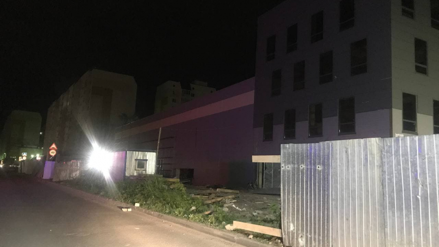 От сильного ветра на стройке в Заводском районе упал забор