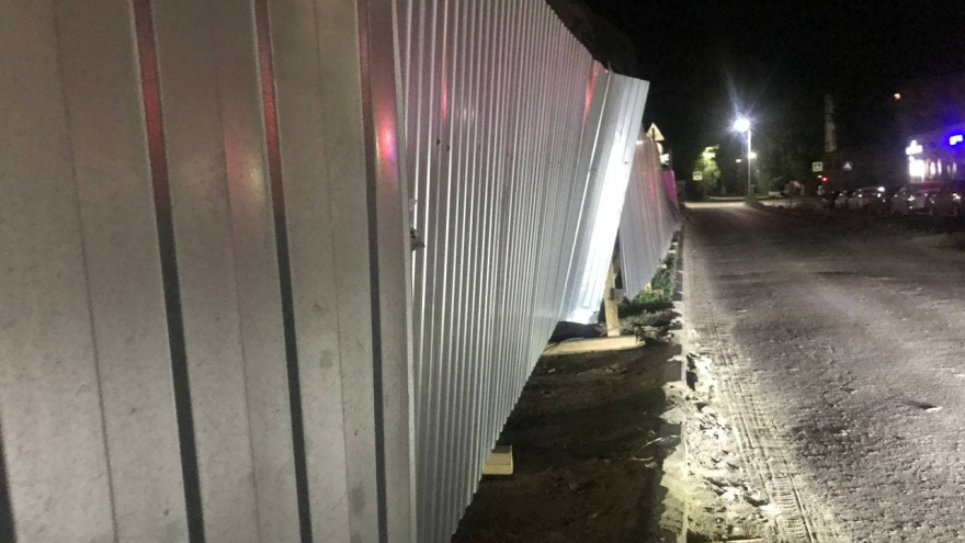 От сильного ветра на стройке в Заводском районе упал забор