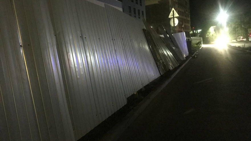 От сильного ветра на стройке в Заводском районе упал забор