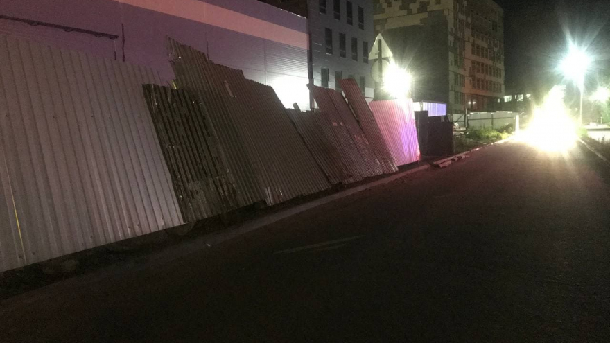 От сильного ветра на стройке в Заводском районе упал забор