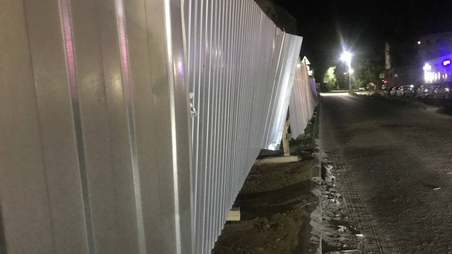 От сильного ветра на стройке в Заводском районе упал забор