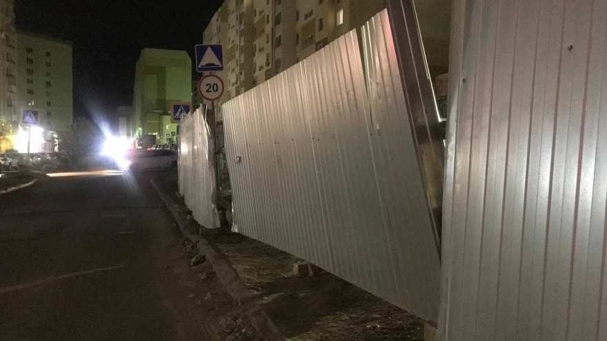 От сильного ветра на стройке в Заводском районе упал забор