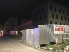 От сильного ветра на стройке в Заводском районе упал забор