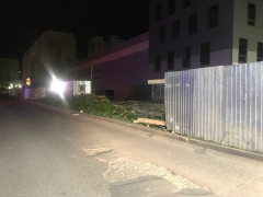 От сильного ветра на стройке в Заводском районе упал забор