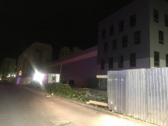 От сильного ветра на стройке в Заводском районе упал забор