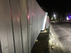 От сильного ветра на стройке в Заводском районе упал забор